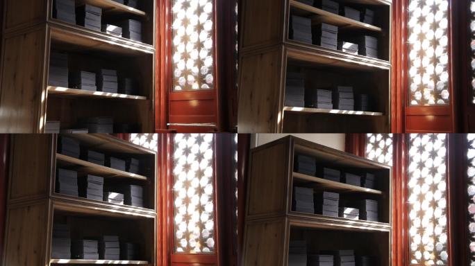 香山公园古房子阳光透过窗户洒在书架上