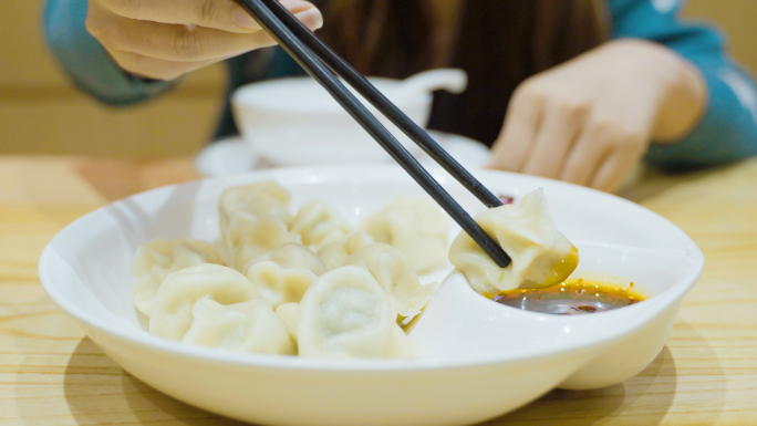 美女帅哥吃水饺吃饭