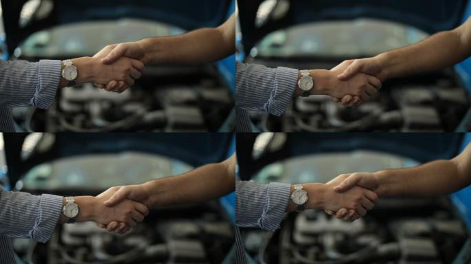 汽车修理工与顾客握手