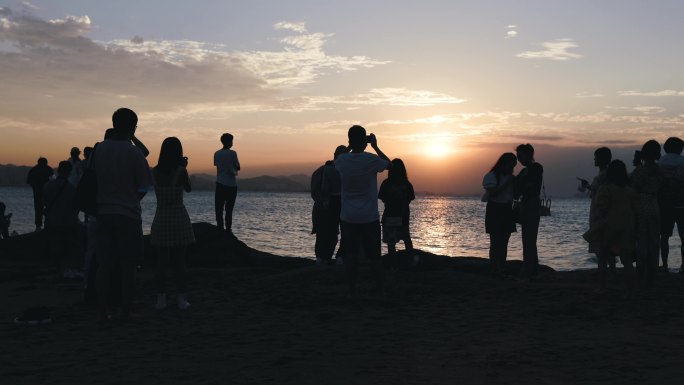 4k 海边 夕阳下 拍照的人们