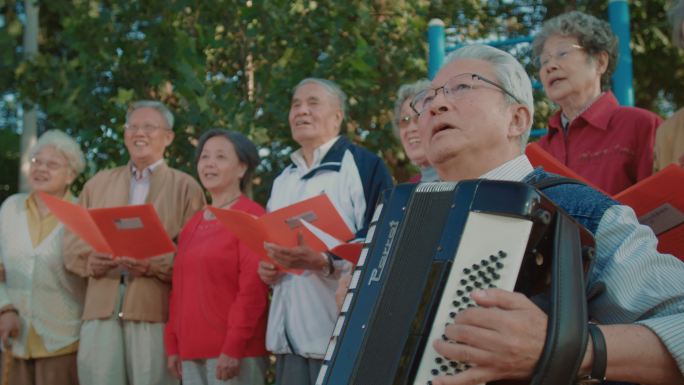 一群晨练老年人在公园里唱歌