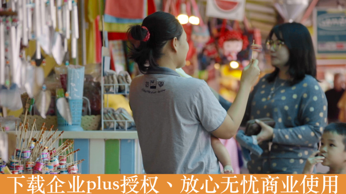 泰国旅游视频泰国商业街自由市场货摊销售员