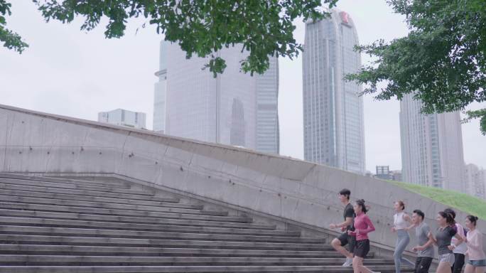 活力四射的年轻人在跑步锻炼