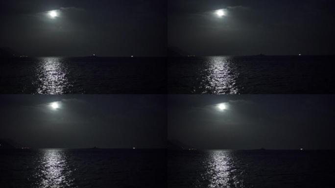 地中海上空的满月午夜照明
