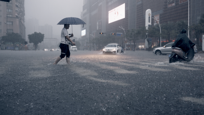 城市暴雨天-慢镜头