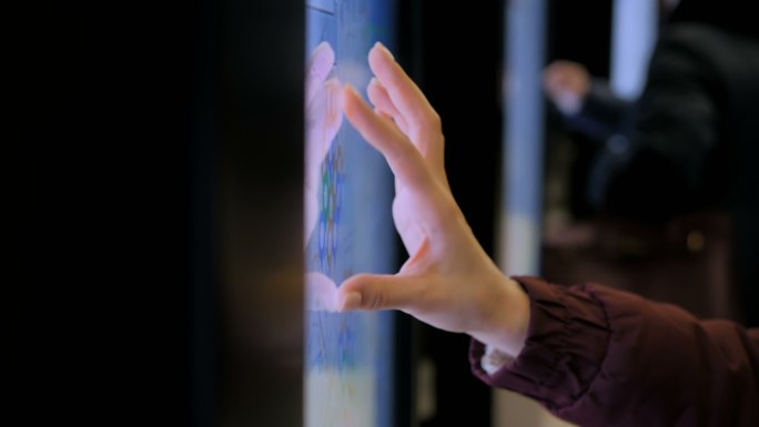 女性使用交互式触摸屏显示城市地图