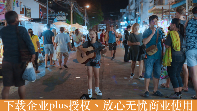 泰国旅游视频清迈灯光夜市游客唱歌的女孩