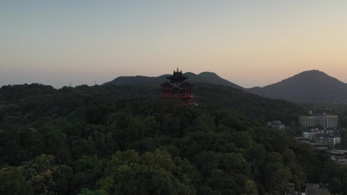 夕阳下杭州吴山景区城隍阁航拍视频