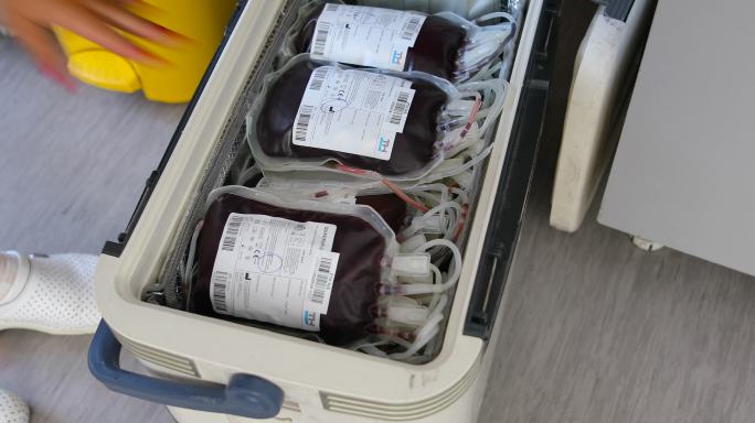 护士为住院病人捐献的血液