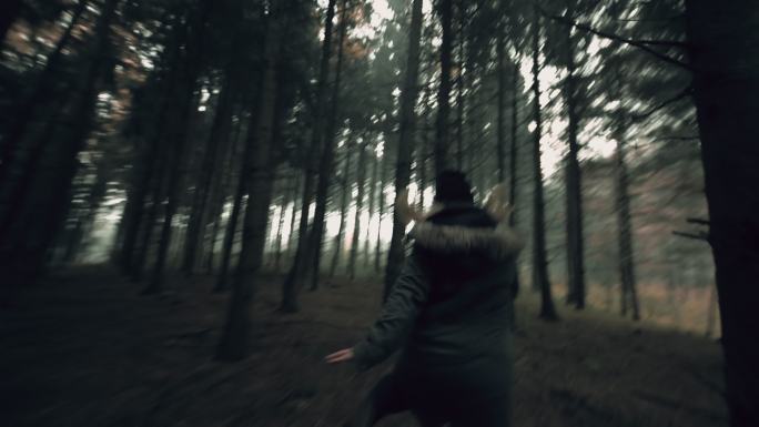 在森林中逃跑的女人