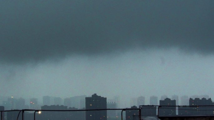 城市阴云密布城市下雨天阴暗潮湿