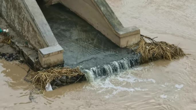 给河水排污