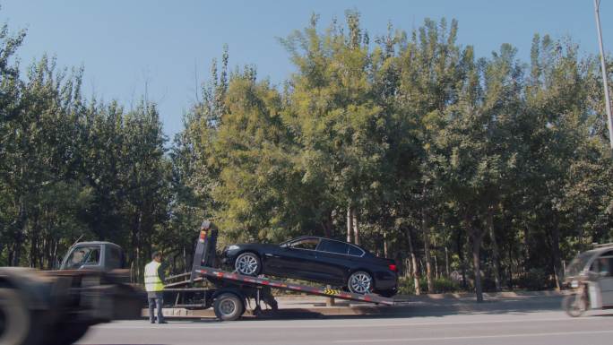 道路救援 故障车被运上拖车