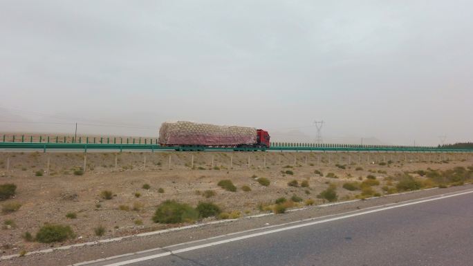 中国青海戈壁沙漠上行驶的卡车