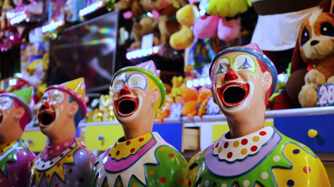 在当地集市的杂耍小巷里的小丑