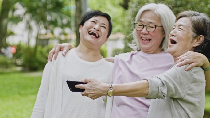 三位女性在公园自拍玩得很开心的慢镜头视频