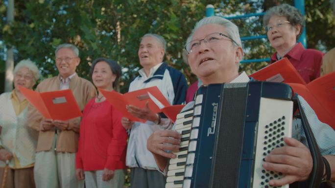 一群晨练老年人在公园里唱歌