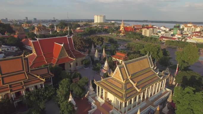 日落时的宗教寺庙鸟瞰图