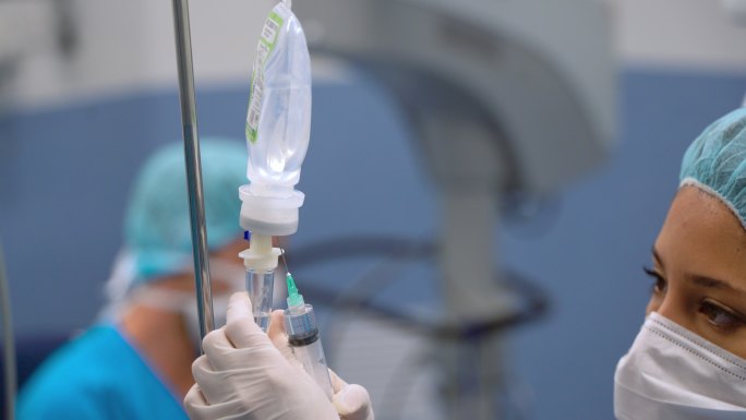 手术期间护士向静脉输液中添加药物