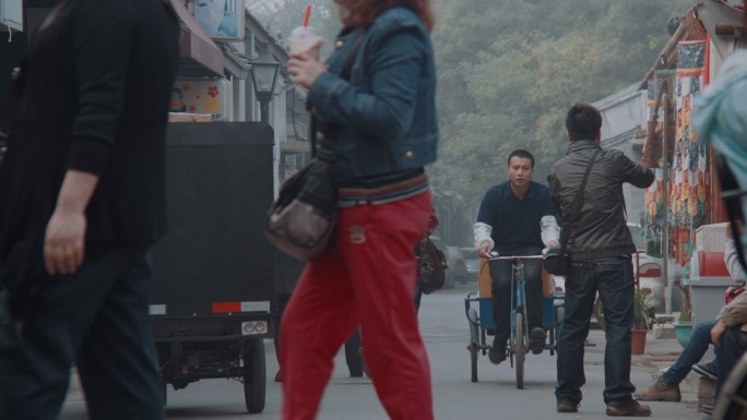 北京胡同里骑三轮车送货的男人