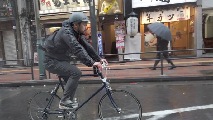 自行车信使在多雨的东京骑行