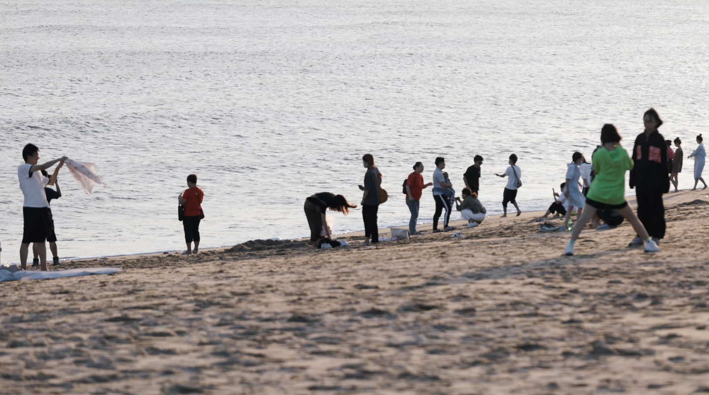 4k 沙滩 人群 海风 玩沙子 海边