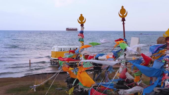 青海湖经幡飘动