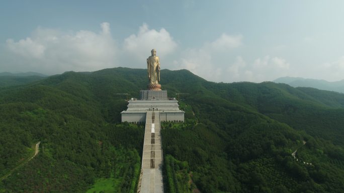 平顶山鲁山大佛蓝天白云