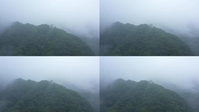 云雾袅绕的尧山山顶