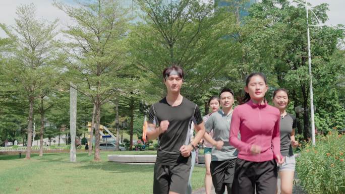 一群年轻人在公园跑步