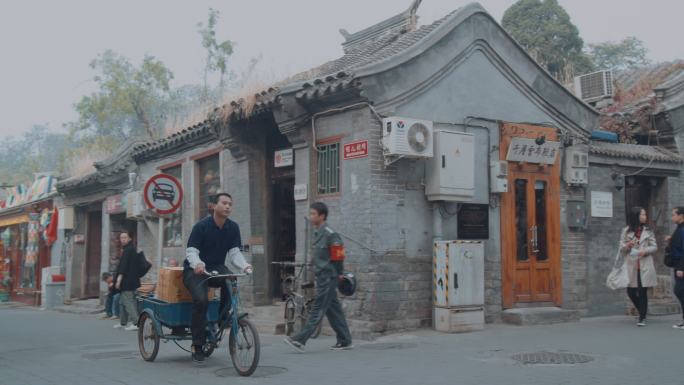 北京胡同里骑三轮车送货的男人