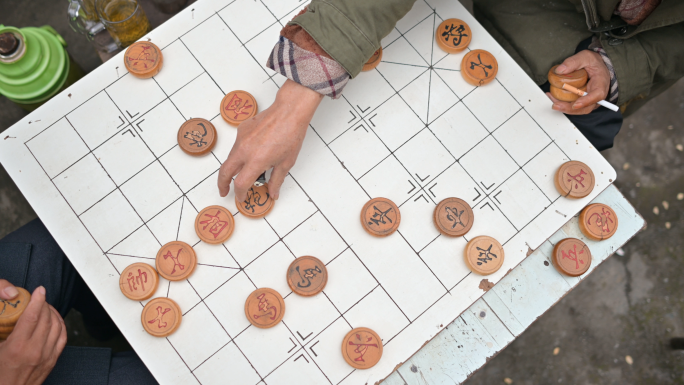 公园街边老年人下象棋特写