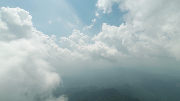 尧山云海峰顶山顶穿过云层