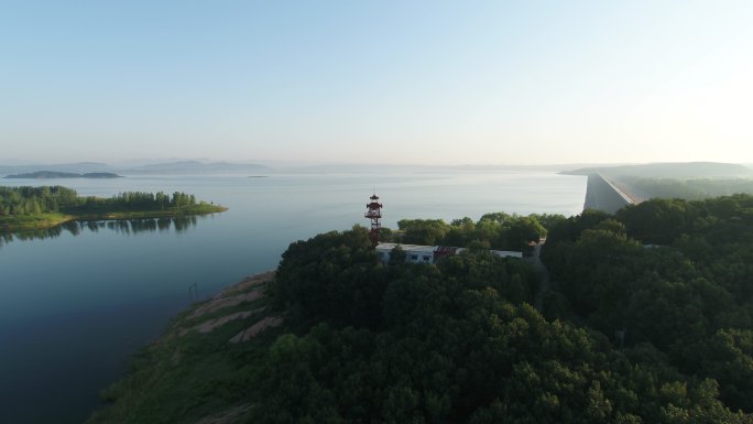 邵平湖日出清晨湛蓝平静的湖水