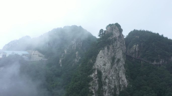 尧山山顶水气雾气中的山石