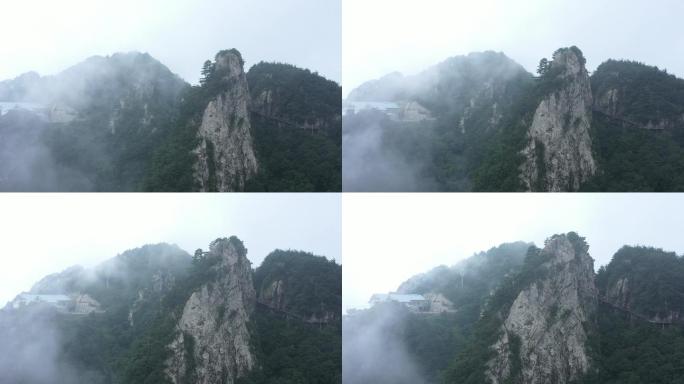尧山山顶水气雾气中的山石