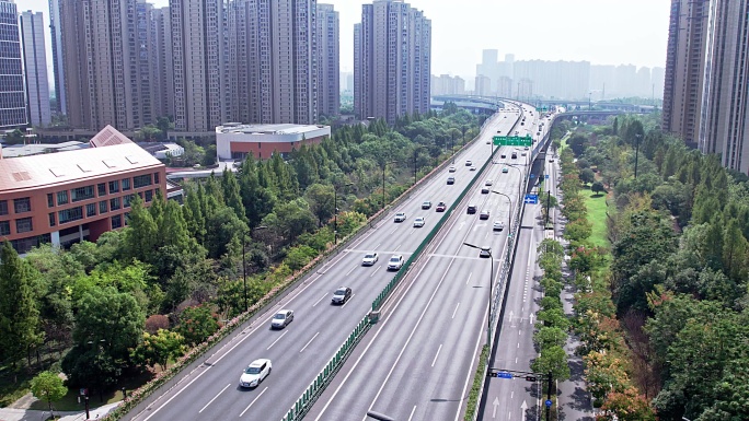 俯瞰城市内的道路