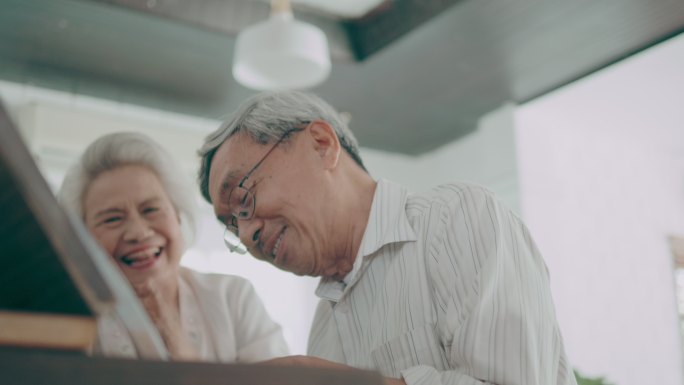 在弹钢琴的老人安享晚年其乐融融开心快乐