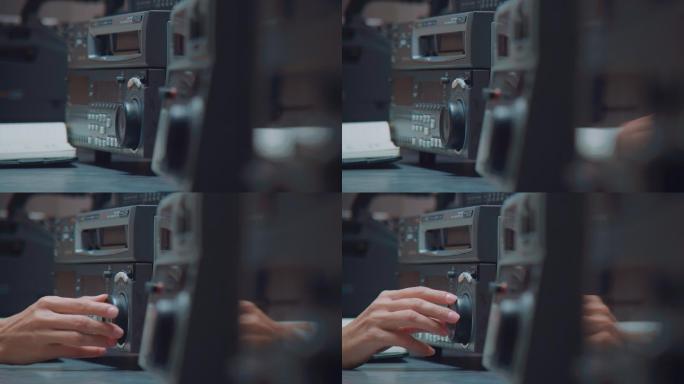 国外女记者在剪辑机房工作