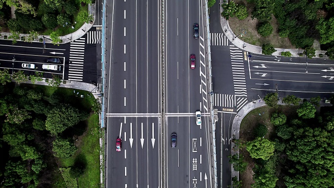 俯瞰城市内的道路