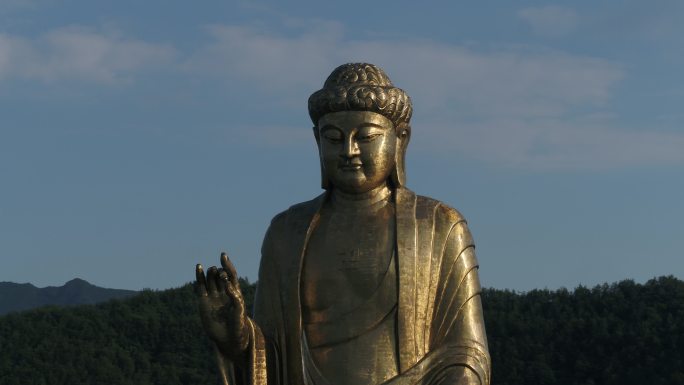 平顶山鲁山大佛映衬着蓝天白云