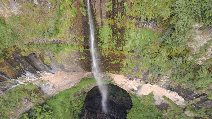 乐山硝洞岩瀑布天然溶洞悬崖陡峭绝壁洞穴