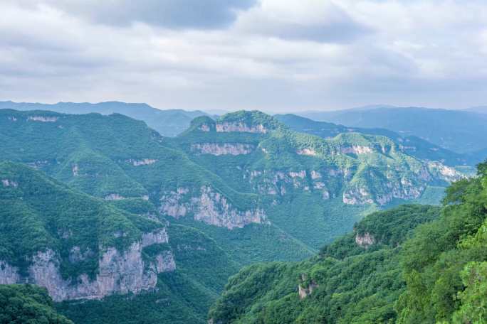 阳光穿透云层照射山脉延时