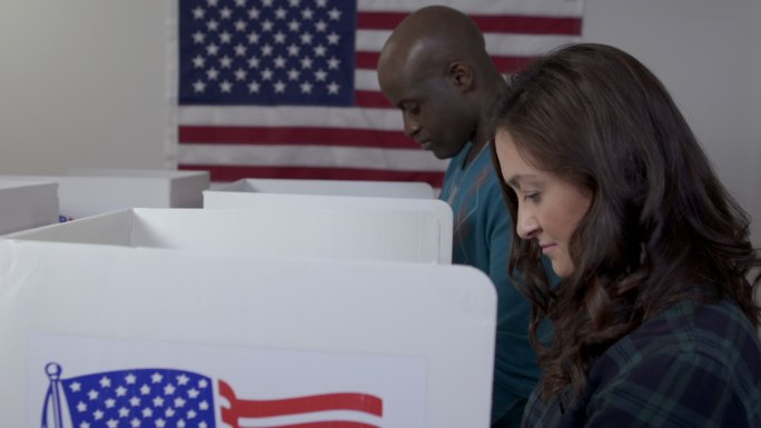 男子和女子在投票外国人外国美国人