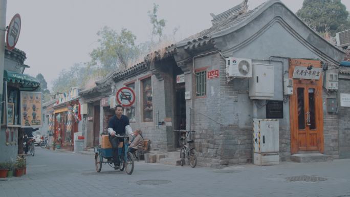北京胡同里骑三轮车送货的男人