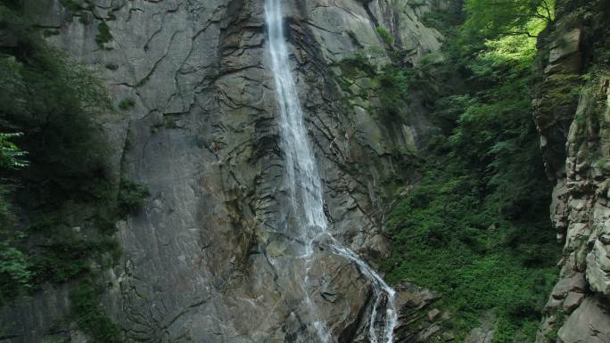 尧山瀑布细长水流