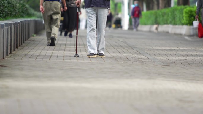 老人脚步蹒跚老龄化社会孤独老人