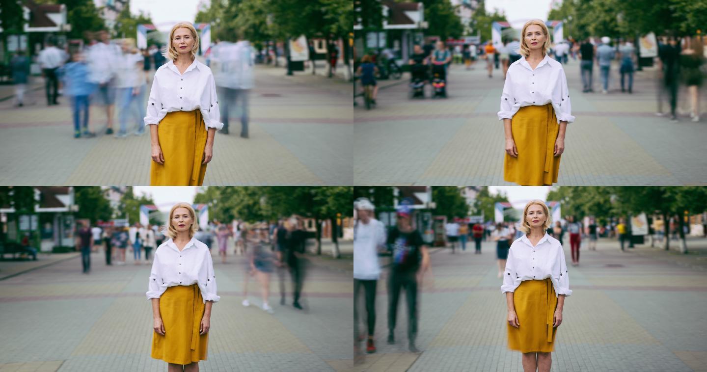 把站在街上看摄像机的女人的时间推移缩小
