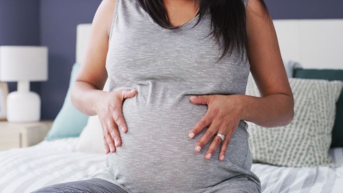 怀孕晚期的幸福妊娠抚摸肚子孕妈妈