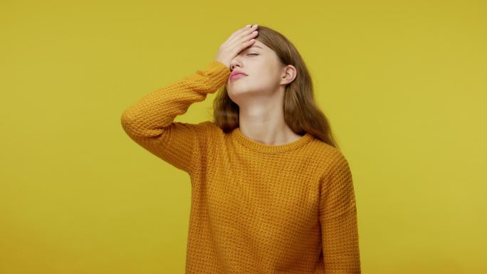 沮丧沮丧的女孩用手拍着额头